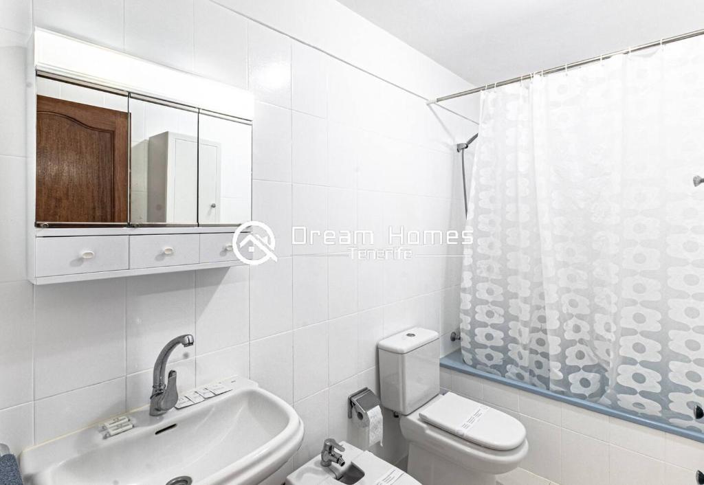 Kúpeľňa v ubytovaní Oceanfront Neptuno Apt By Dream Homes Tenerife