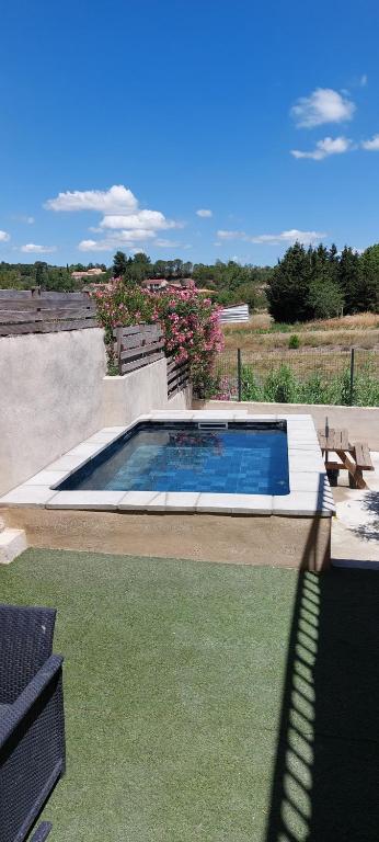 Bazén v ubytovaní Gîte avec Piscine Proche de Carcassonne alebo v jeho blízkosti