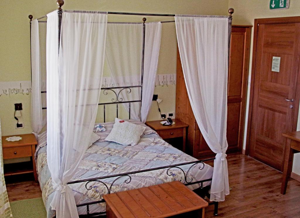 Postel nebo postele na pokoji v ubytování Hotel La Fontana