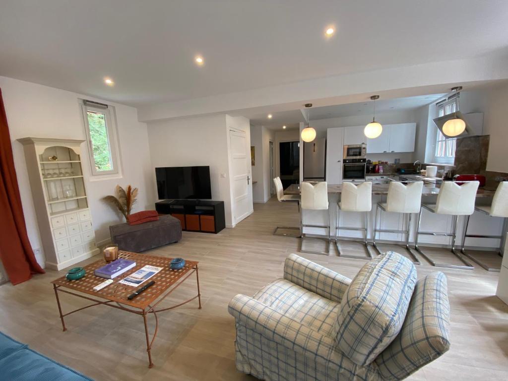 un salon avec un canapé et une table dans l'établissement 3P calme en RDJ - Quiet 2 BR with large terrace, à Cannes