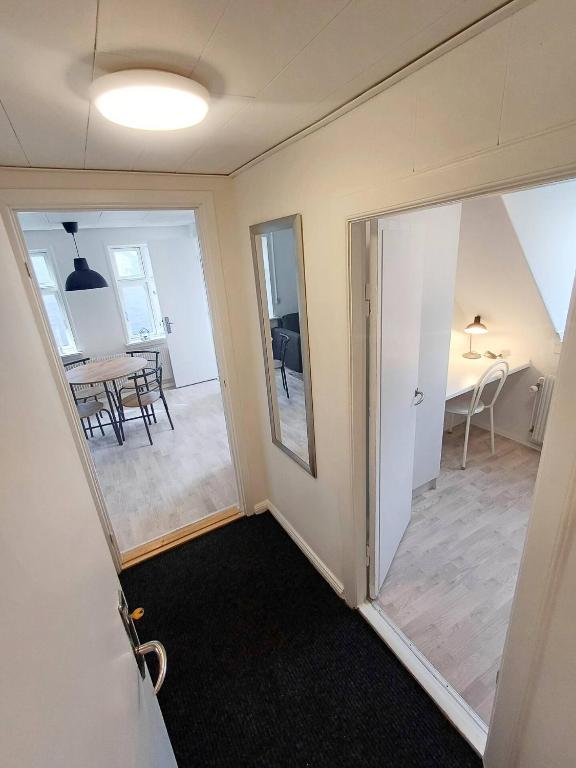 Postel nebo postele na pokoji v ubytování Cozy 1 bedroom apartment B