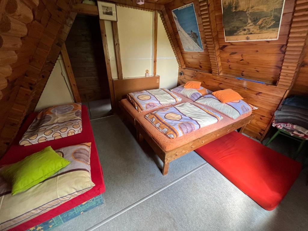 Postel nebo postele na pokoji v ubytování Chata u rybníka
