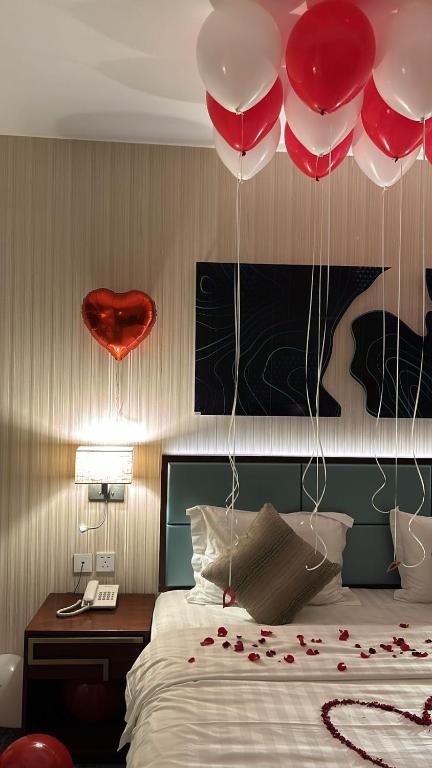 Postel nebo postele na pokoji v ubytování فندق جراند أوتيل للشقق المخدومة Grand Hotel Serviced Apartments