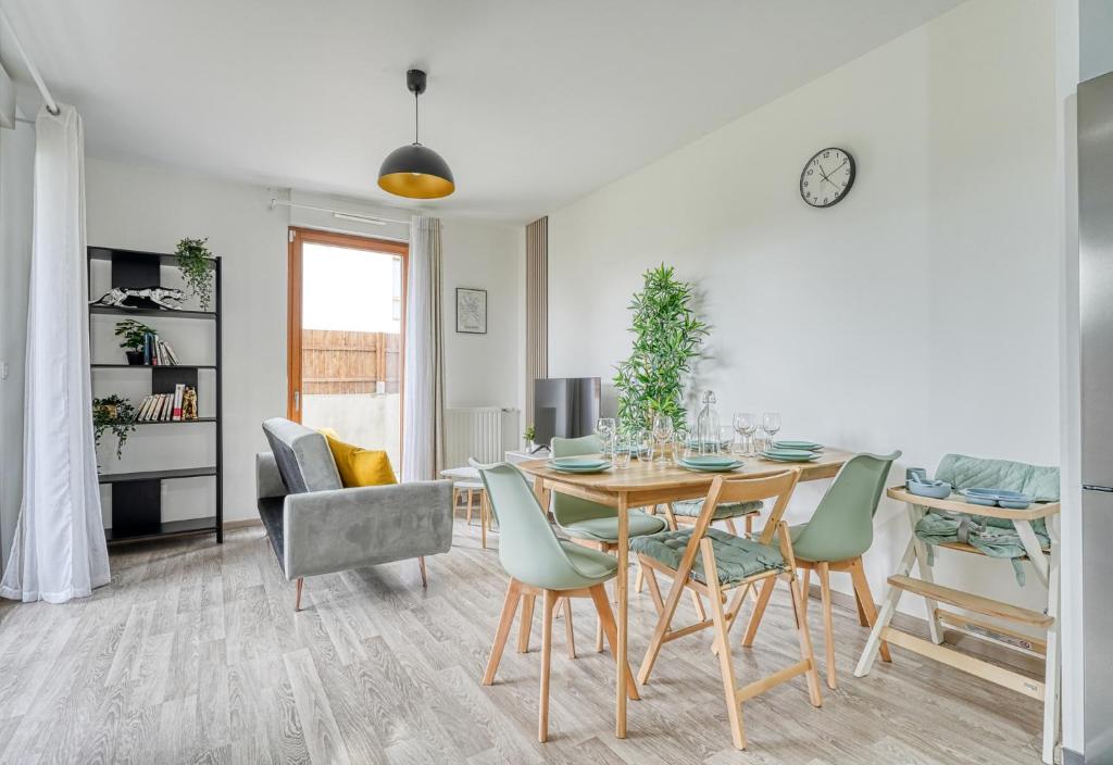 a dining room and living room with a table and chairs at Bella Notte - 10 min from DisneyLand, Free Parking, Self Check-in, 7 pers in Montévrain