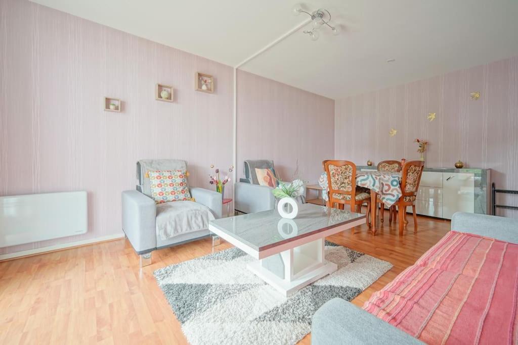 Photo de la galerie de l'établissement Spacious 1BR APT with Great Balcony, à Saint-Denis