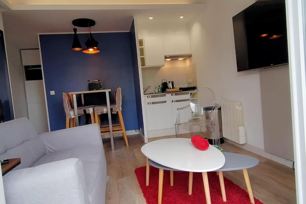 un salon avec un canapé blanc et une table dans l'établissement Denier étage avec Parking, à La Garenne-Colombes