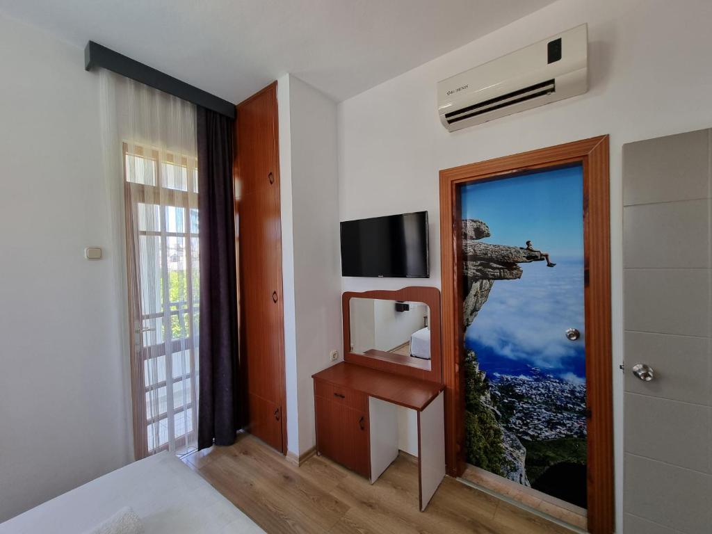 TV a/nebo společenská místnost v ubytování Şima Hotel Kemer