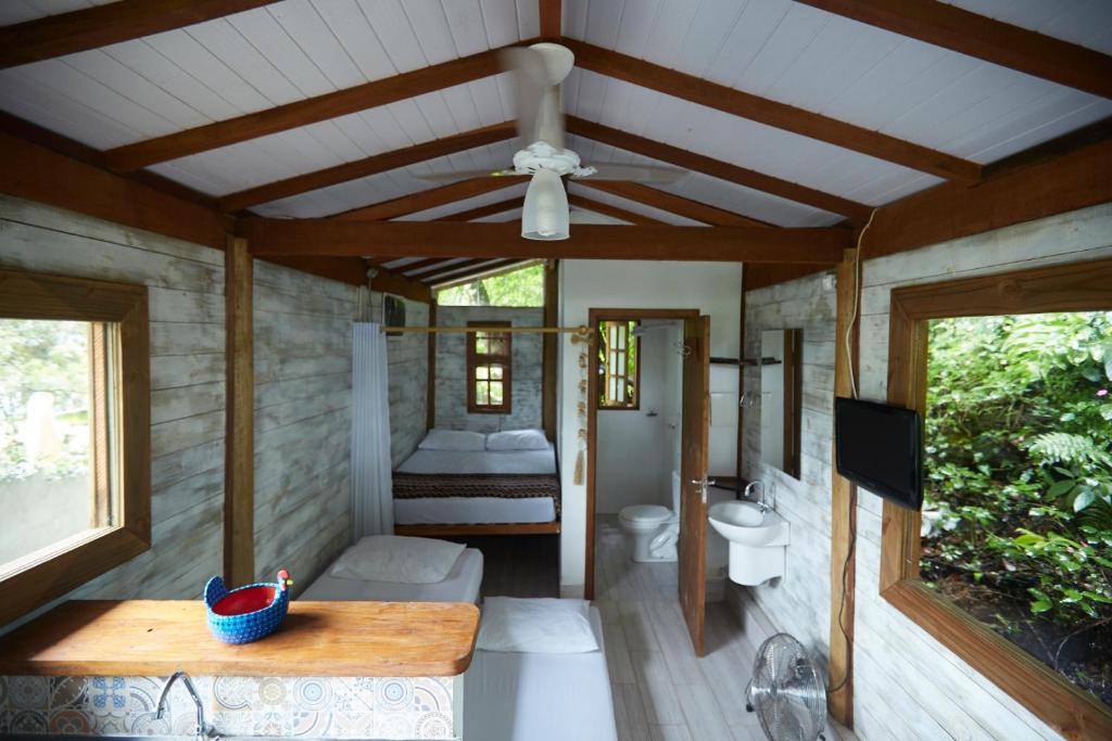 uma casa com uma ventoinha de tecto e uma casa de banho em Chalé Paúba 80m do Mar em Paúba