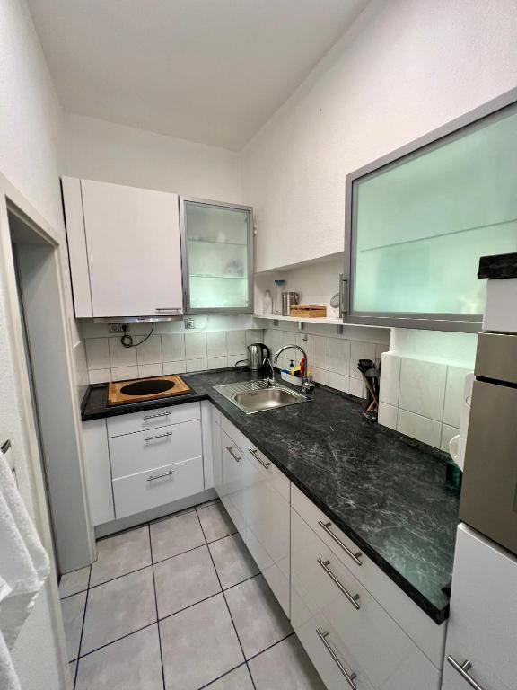 Kuchyň nebo kuchyňský kout v ubytování Sahara Hosting Apartments Nürnberg City Room 3