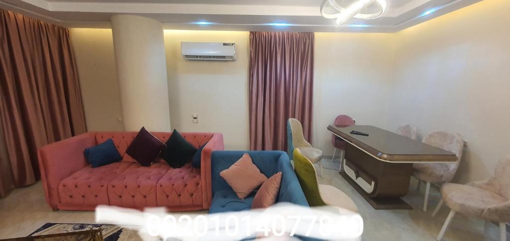 a living room with a couch and a piano at شقه فندقيه مهندسين جامعة الدول العربية in Cairo
