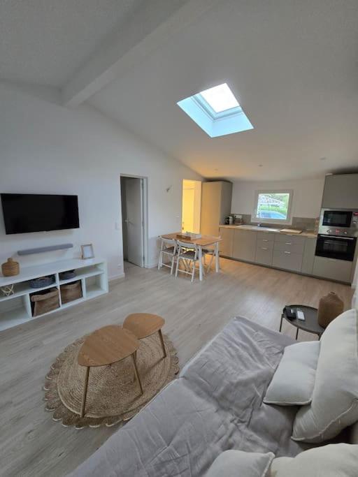 un salon avec un canapé et une table dans l'établissement maison COSY, à Gassin