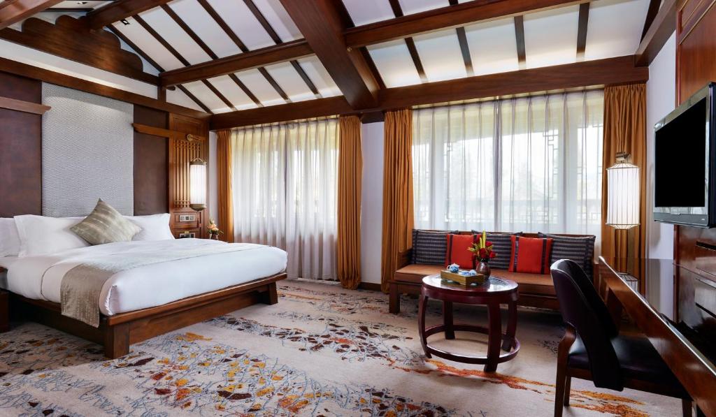 InterContinental Lijiang Ancient Town Resort, an IHG Hotel - 经典的国王室与花园景观