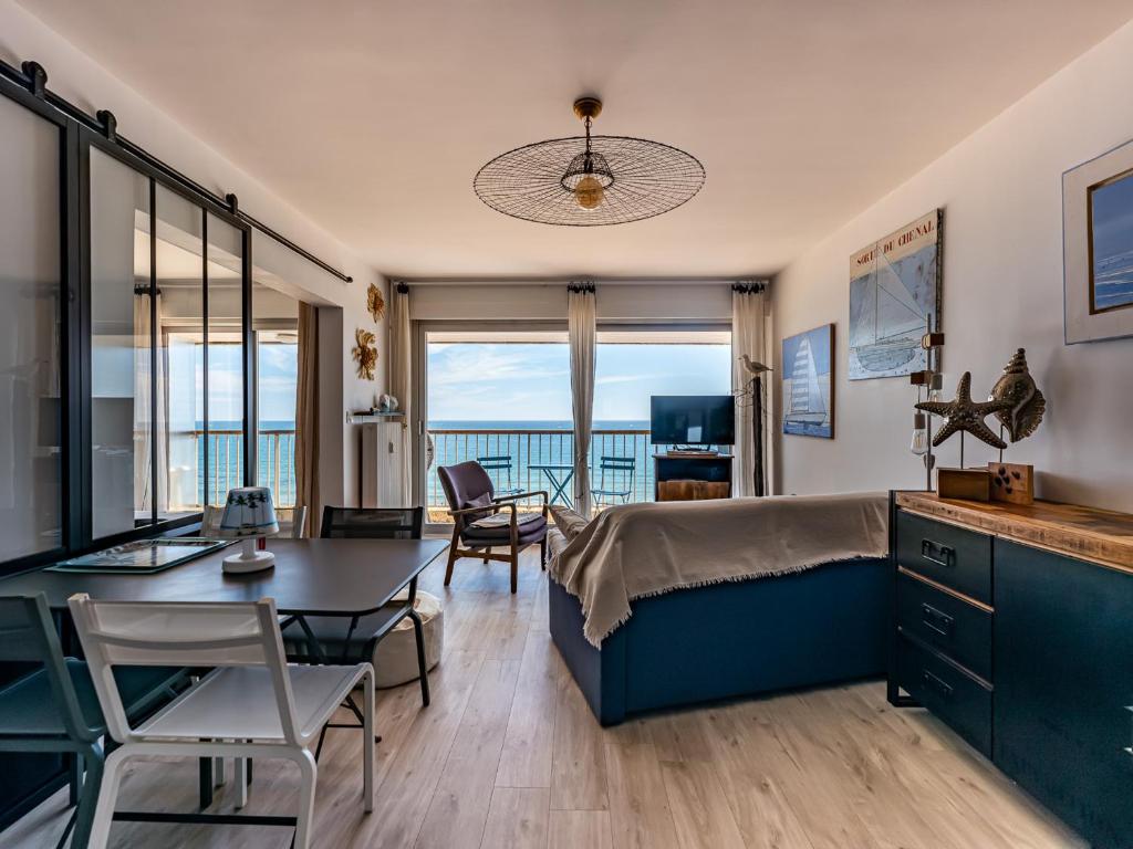 une chambre avec un lit, un bureau et une table dans l'établissement Appartement 3* face à la plage avec balcon et cuisine équipée - FR-1-197-587, à Les Sables-dʼOlonne