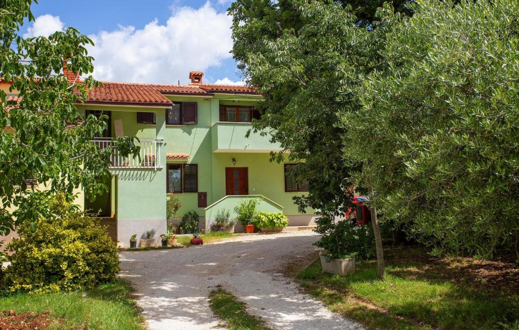 Beautiful Apartment In Cabrunici