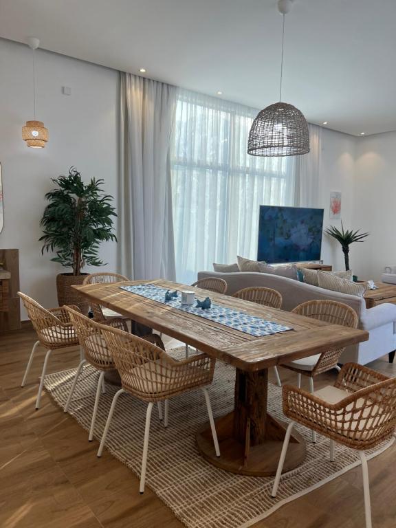 TV a/nebo společenská místnost v ubytování Sea villa sifah