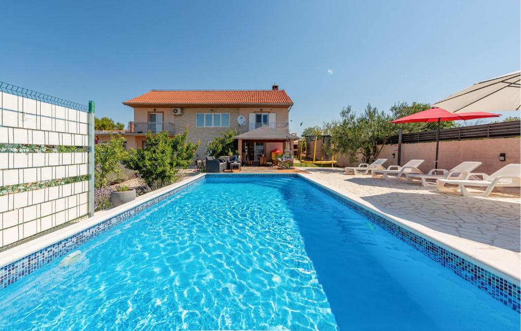 4 Bedroom Gorgeous Home In Lisicic