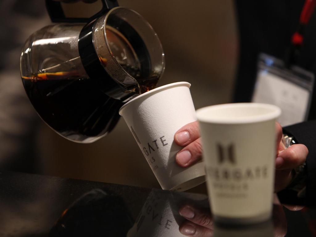 Příslušenství pro přípravu čaje a kávy v ubytování Hotel Intergate Osaka Umeda