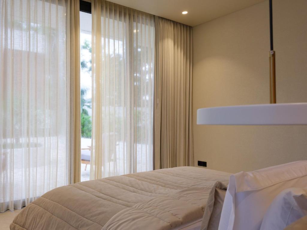 Postel nebo postele na pokoji v ubytování Lyvin Bingin Villas