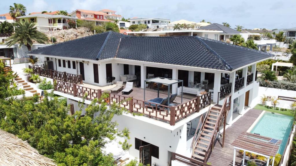 eine Luftansicht eines Hauses mit Solardach in der Unterkunft Beautiful Villa with pool near the beach for groups in Jan Thiel