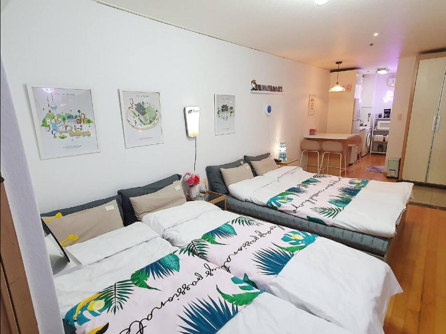 Una cama o camas en una habitación de Hongik Univ Hongdae Stay
