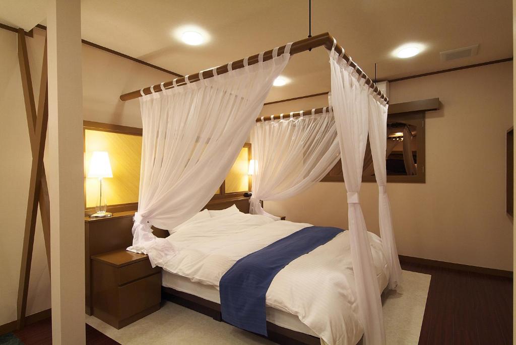 Postel nebo postele na pokoji v ubytování hotelLUANA 18歳未満入場禁止