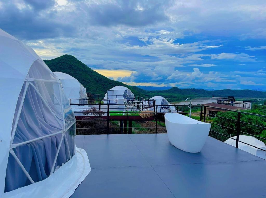 Nespecifikovaný výhled na hory nebo výhled na hory při pohledu z luxury tent