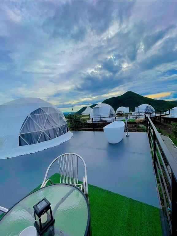 Nespecifikovaný výhled na hory nebo výhled na hory při pohledu z luxury tent