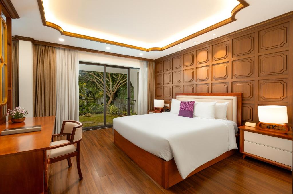 Postel nebo postele na pokoji v ubytování The Saga Hotel Hoi An