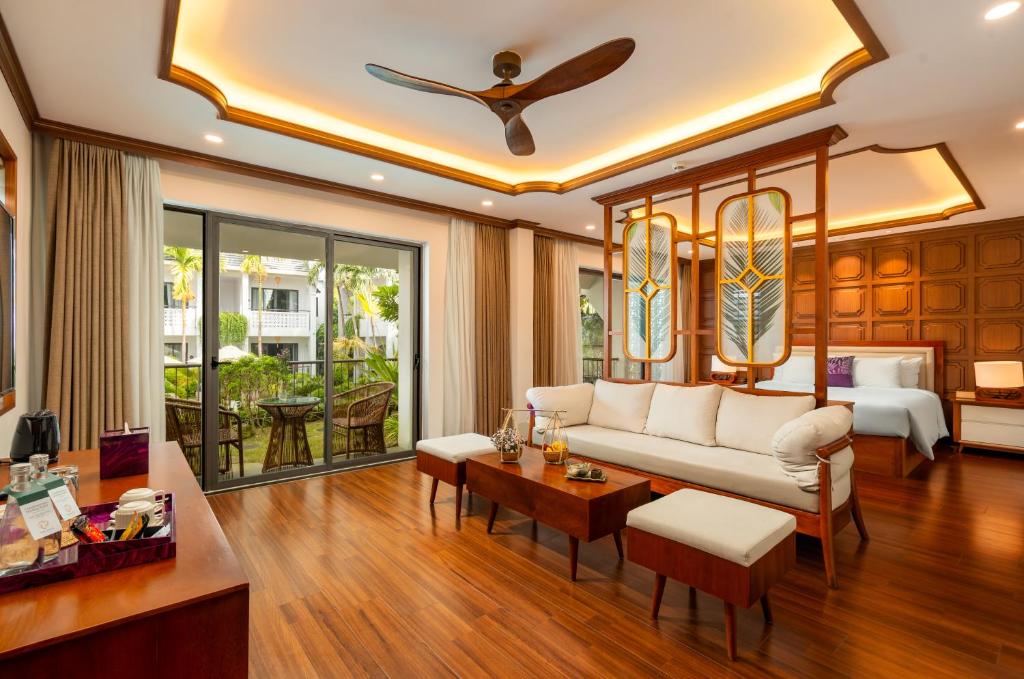 Posezení v ubytování The Saga Hotel Hoi An