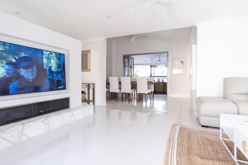 TV a/nebo společenská místnost v ubytování Kings Beach Home with Pool and Putt Putt