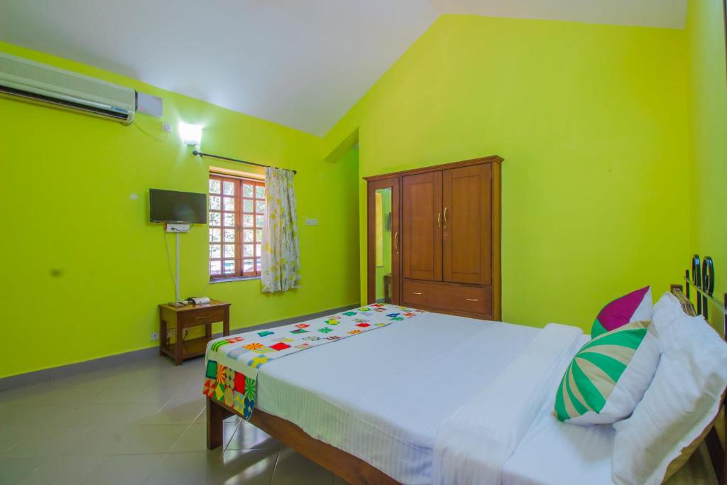 Postel nebo postele na pokoji v ubytování Hotel O Keegan Palms bhk