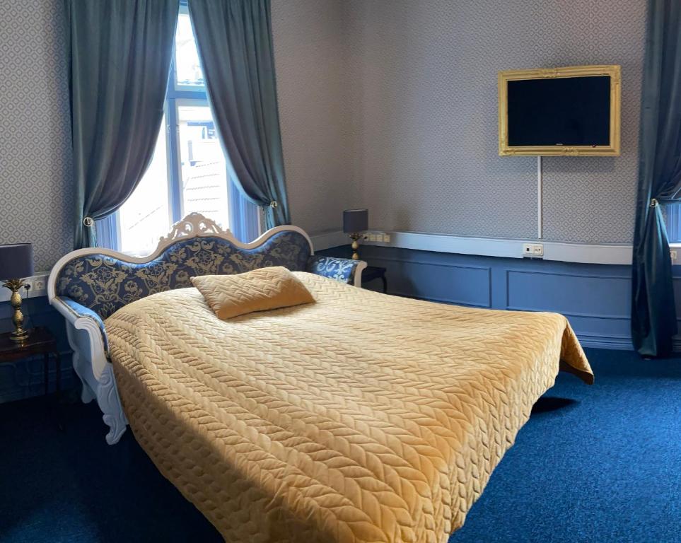 TV a/nebo společenská místnost v ubytování Järnvägshotellet B&B Skara