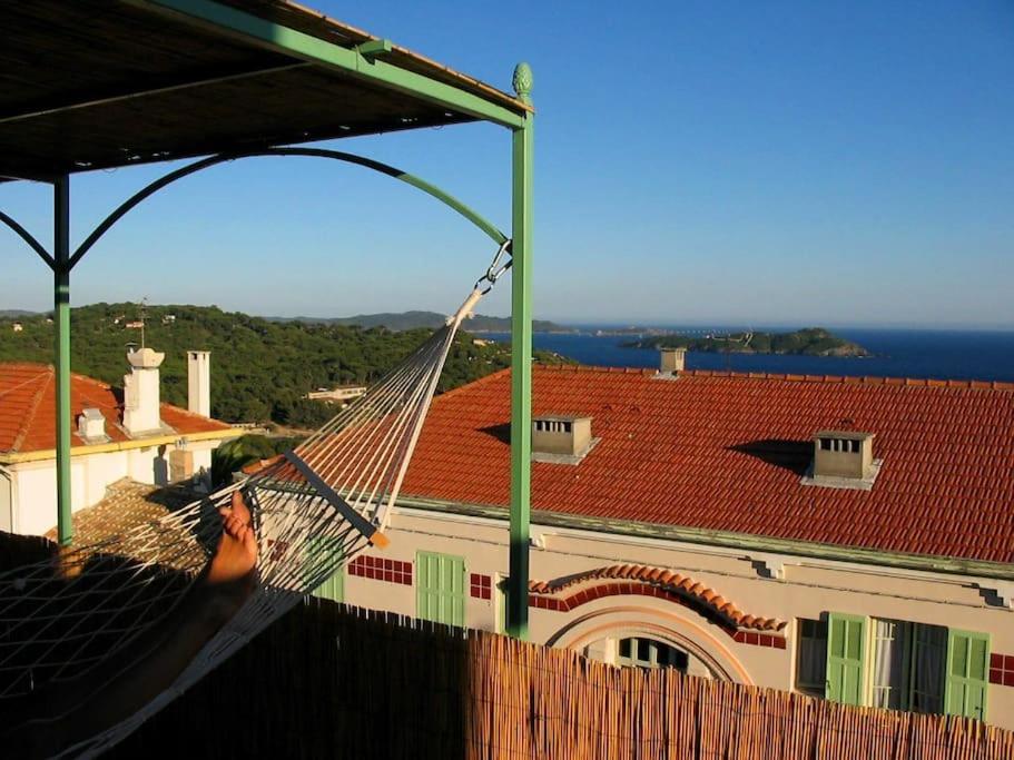 - un hamac dans un bâtiment avec vue sur l'océan dans l'établissement Appartement à Giens vue Porquerolles, à Hyères