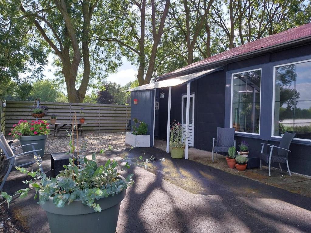 a blue house with plants in front of it at Vakantiewoning Hem in Hem