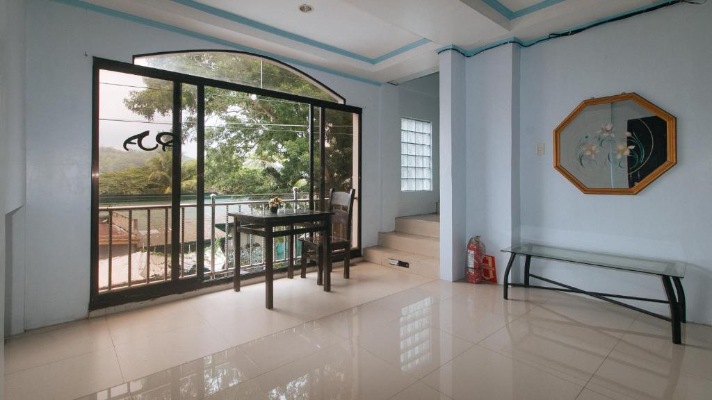 Balkón nebo terasa v ubytování RedDoorz @ Raj Inn Guimaras