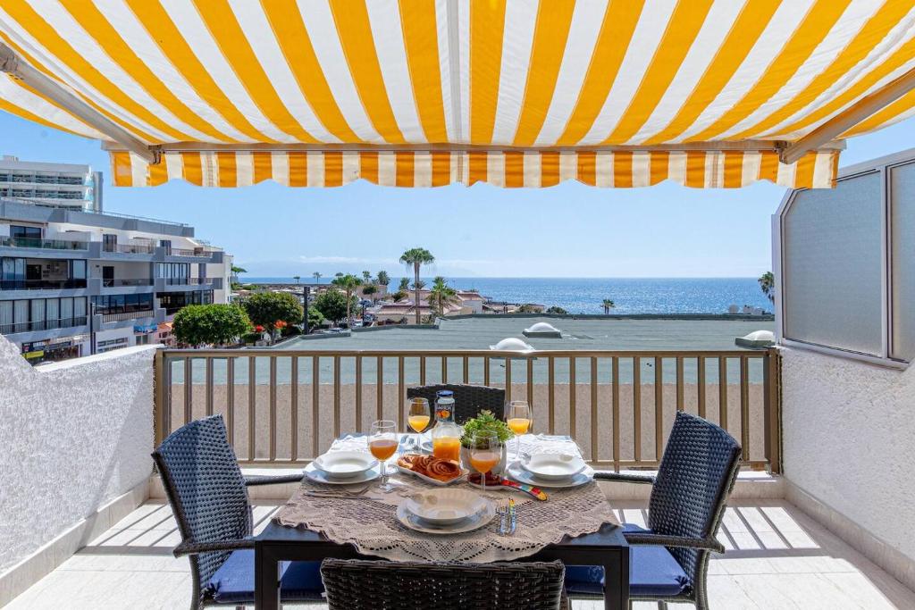 stół na balkonie z widokiem na ocean w obiekcie Los Gigantes Tamara Apt By Dream Homes Tenerife w mieście Santiago del Teide