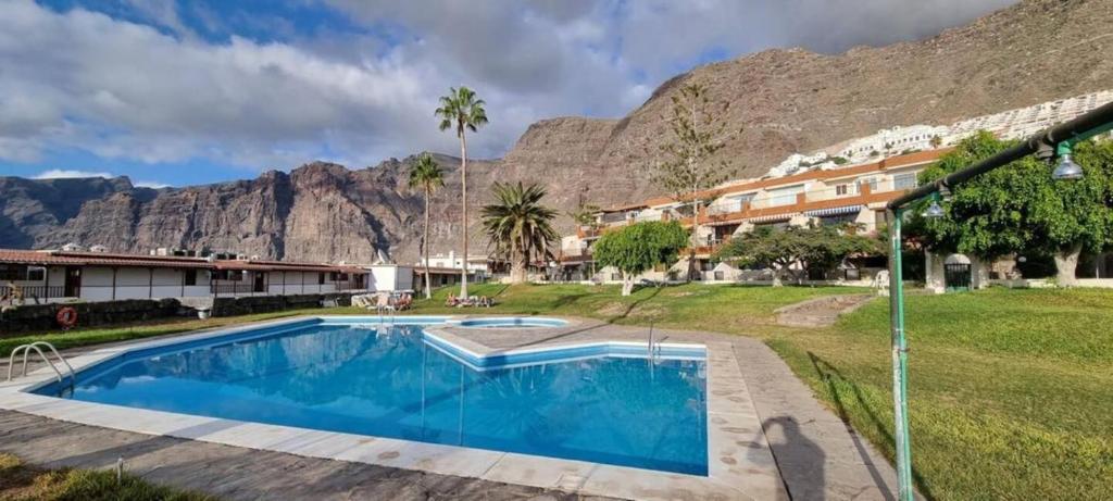 basen z górą w tle w obiekcie Los Gigantes Tamara Apt By Dream Homes Tenerife w mieście Santiago del Teide