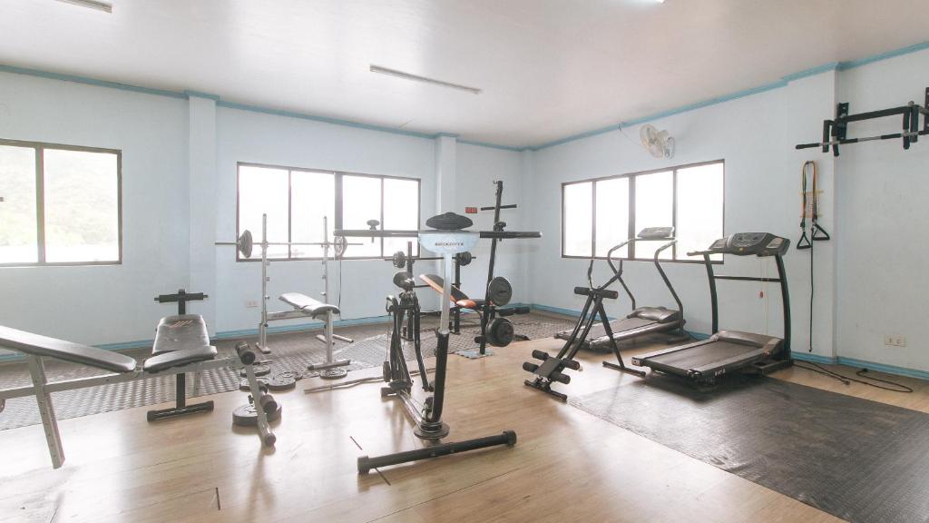 Fitness centrum a/nebo fitness zařízení v ubytování RedDoorz @ Raj Inn Guimaras