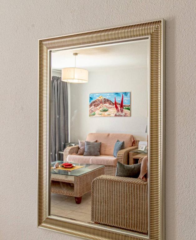 lustro odzwierciedlające salon z kanapą w obiekcie Los Gigantes Tamara Apt By Dream Homes Tenerife w mieście Santiago del Teide