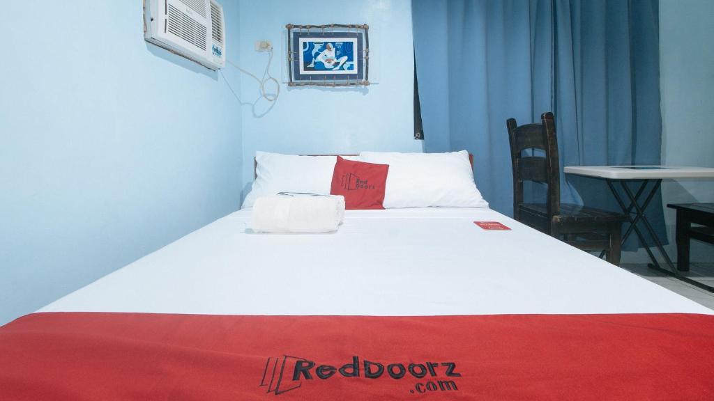 Postel nebo postele na pokoji v ubytování RedDoorz @ Raj Inn Guimaras