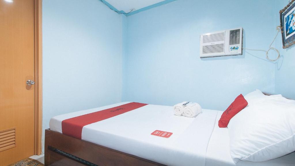 Postel nebo postele na pokoji v ubytování RedDoorz @ Raj Inn Guimaras