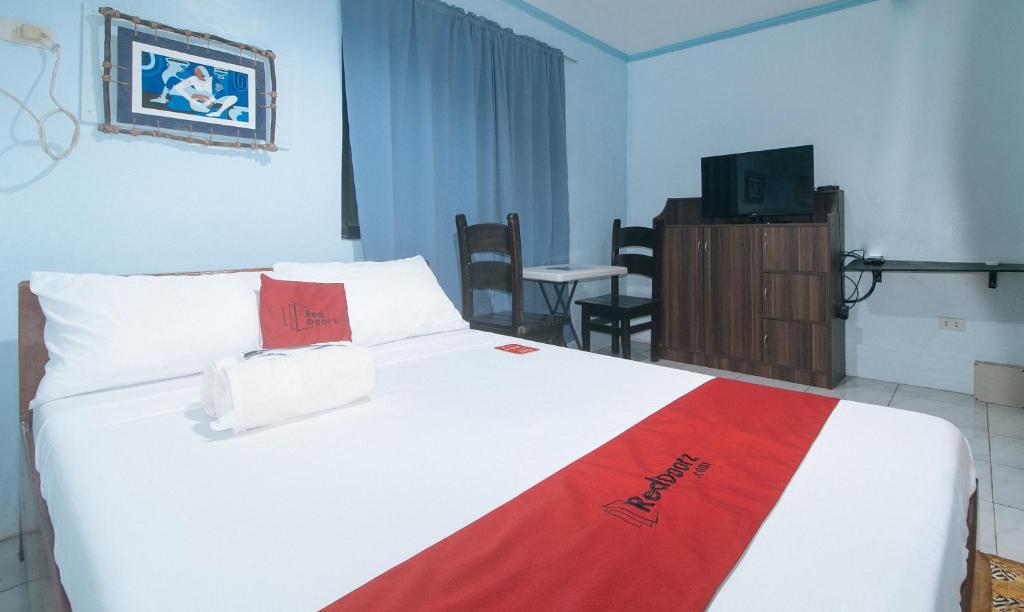 Postel nebo postele na pokoji v ubytování RedDoorz @ Raj Inn Guimaras