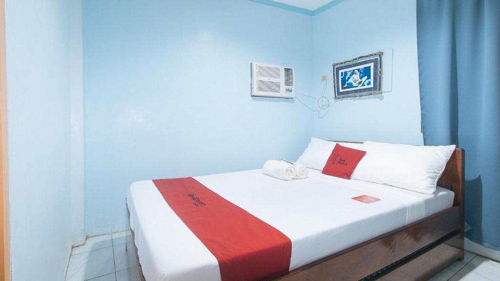 Postel nebo postele na pokoji v ubytování RedDoorz @ Raj Inn Guimaras