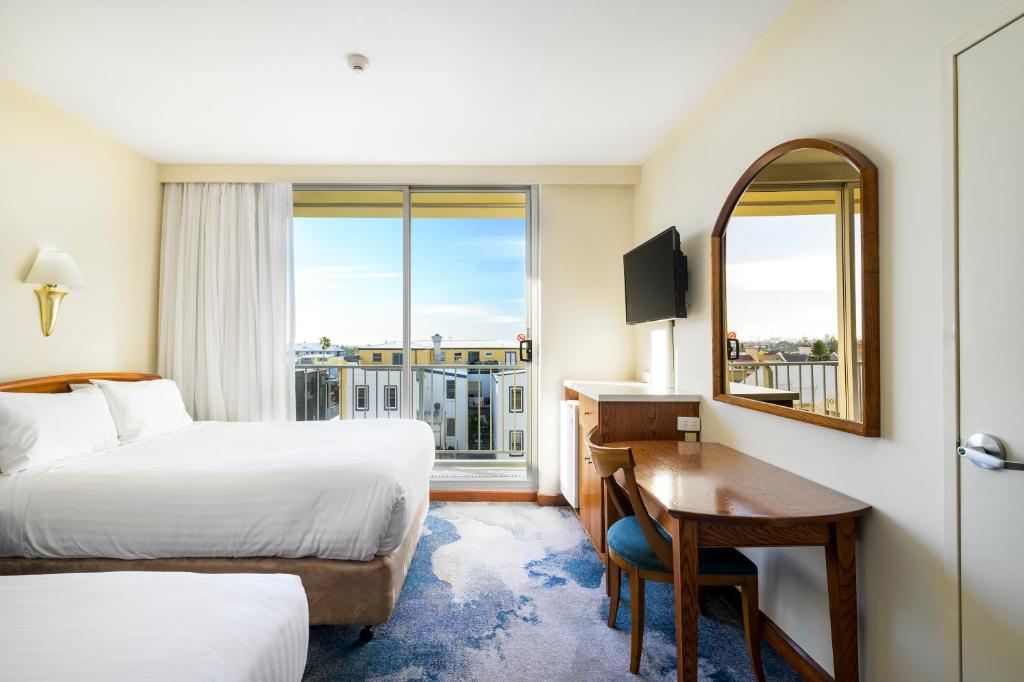 Noah's On the Beach - Resim 2