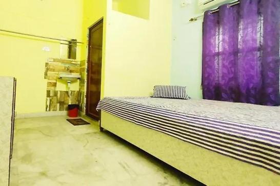 Postel nebo postele na pokoji v ubytování Amar priya guest house
