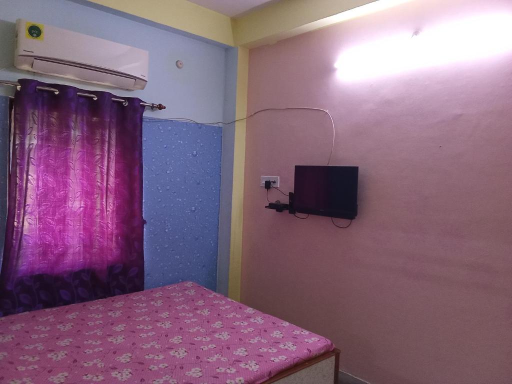TV a/nebo společenská místnost v ubytování Amar priya guest house