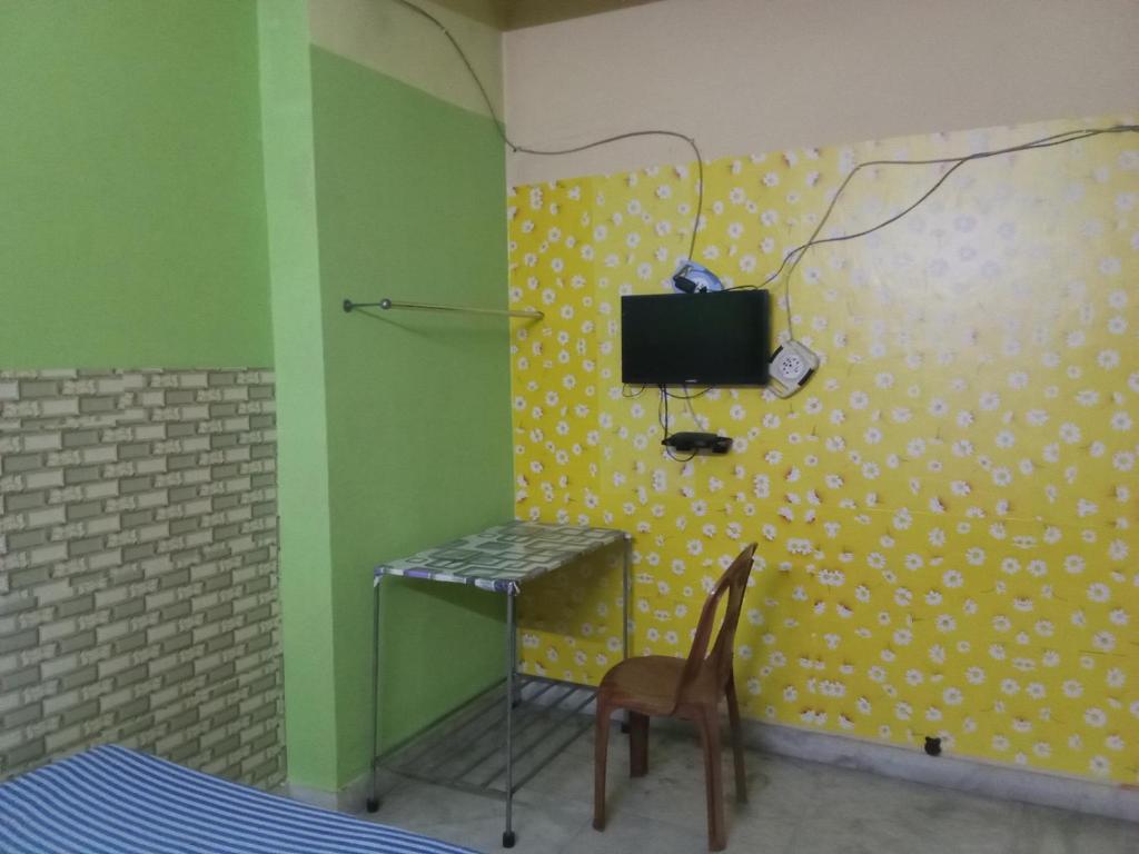 TV a/nebo společenská místnost v ubytování Amar priya guest house