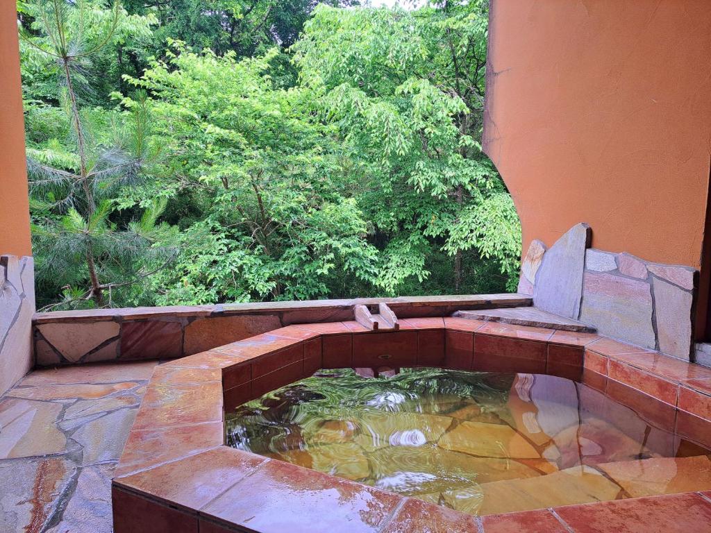 a small pond in the middle of a patio at ローズウッドガーデンアンドヴィラ-Private Onsen Villa in Nasu- in Nasu