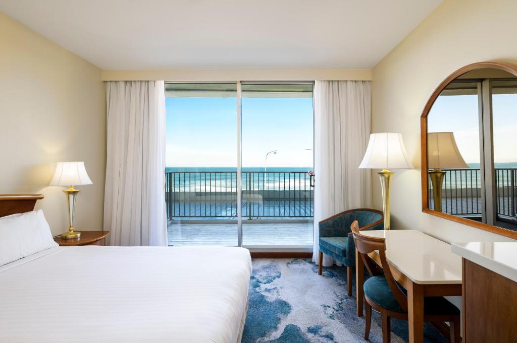 
Queen Room with Low Ocean View - Balcony
