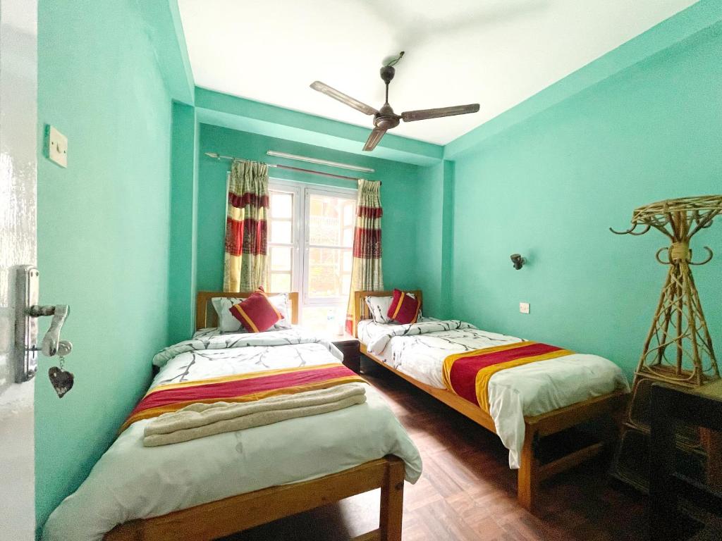 Postel nebo postele na pokoji v ubytování Hotel New Pokhara Peace